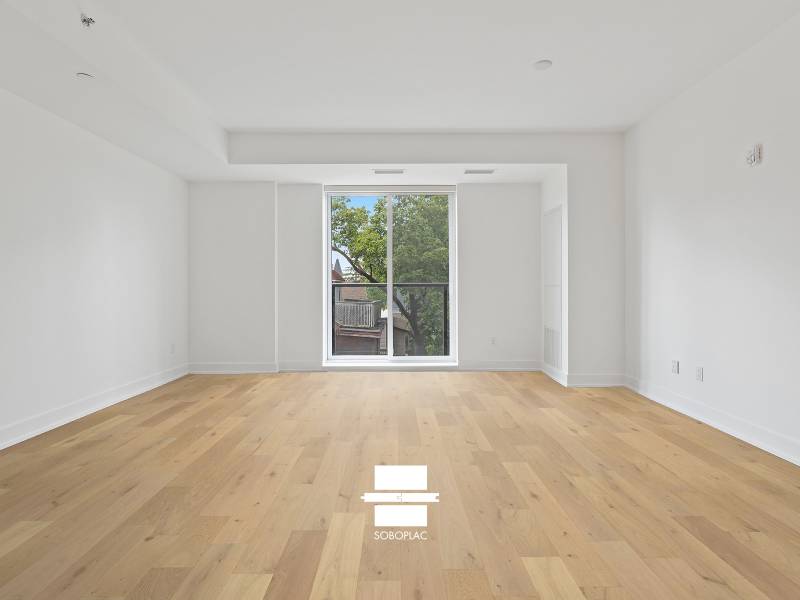 Dans la métropole lilloise, nous vous proposons le revêtement de sol Access, parquet contrecollé chêne verni, style bois brut, réf. AVB780.