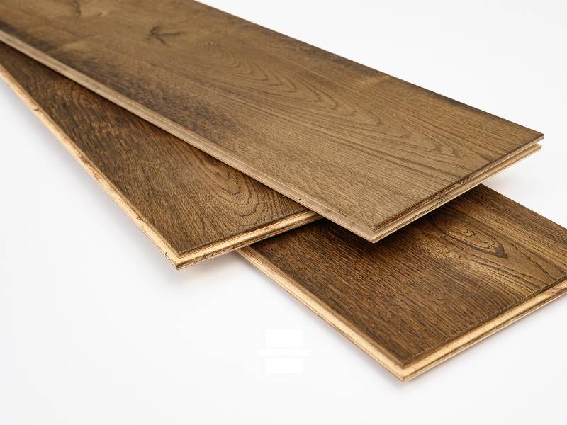 Plongez dans l'élégance rustique de notre parquet O'Tantik Torréfié Intenso (Réf I28-T). Disponible chez nos revendeurs à Chamonix