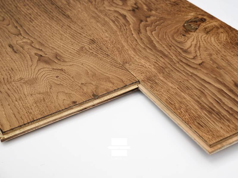 L'élégance intemporelle du chêne torréfié et huilé brun. À découvrir chez nos revendeurs à Albertville.