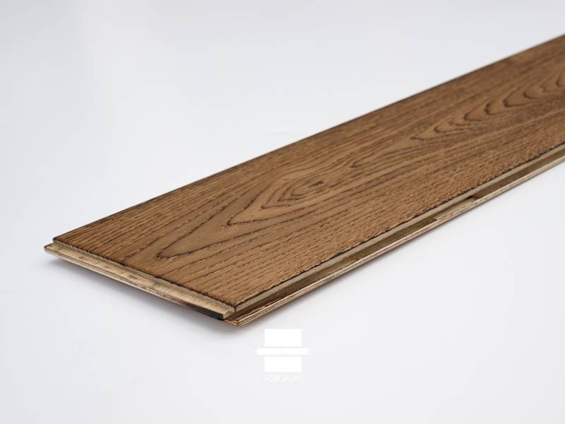 Effet brossé intense, finition huilée brun. Sublimé par le parquet O'Tantik Voluto. À découvrir chez nos revendeurs à Megève