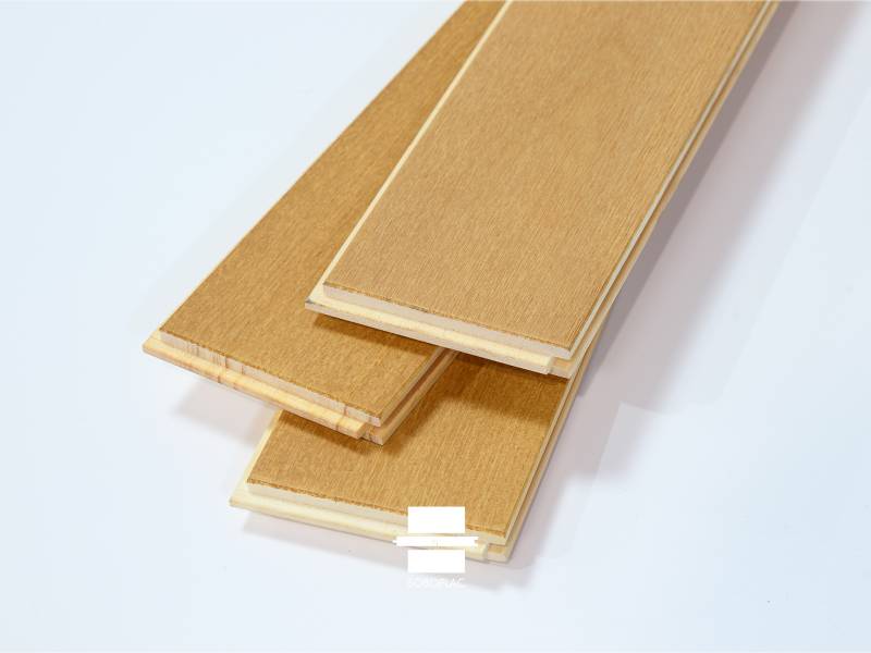 Pin Merkusii verni teinté chêne mat, une essence avec un choix Pr Bis