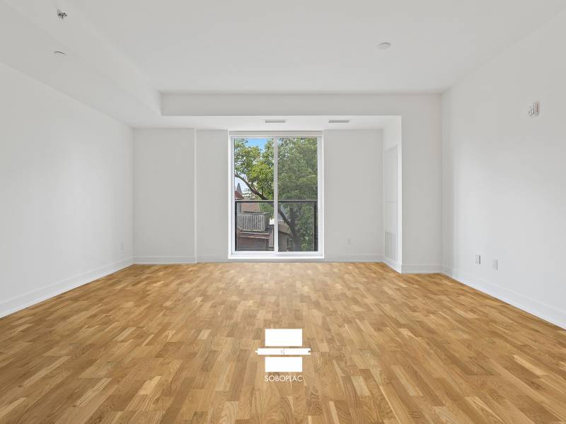 Découvrez notre parquet contrecollé chêne Trinité de la gamme Promotion, un revêtement de sol verni disponible en Gironde