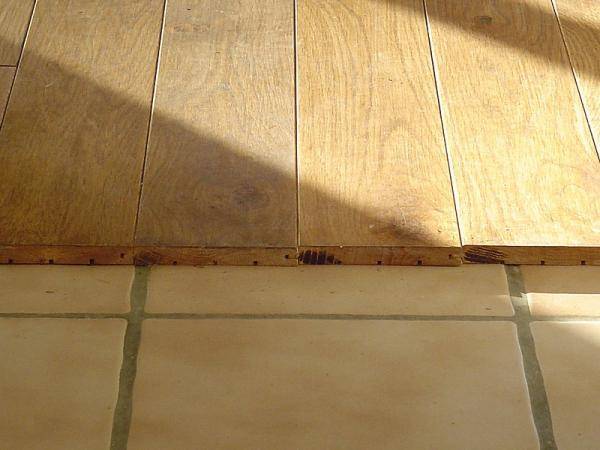 COMMENT POSER UN PARQUET SUR DU CARRELAGE ?